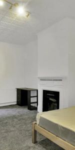 3 bedroom flat in London - Photo 3