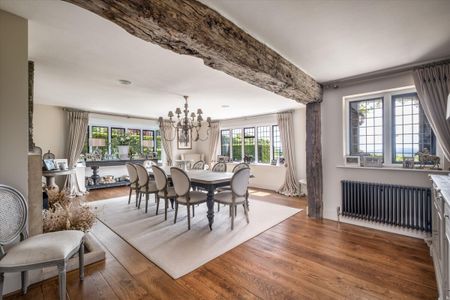 A superb countryside home with spectacular views, a tennis court, swimming pool, putting green & stables situated close to Guildford Town, available to let. - Photo 5