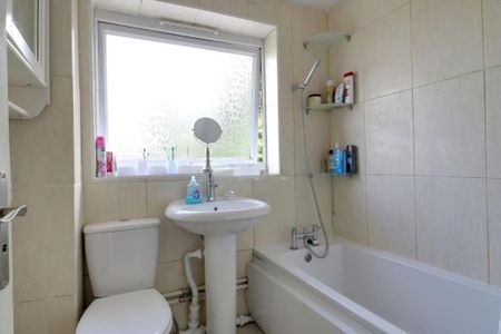 3 Bed Terraced House, Buchanan Drive, LU2 - Photo 3