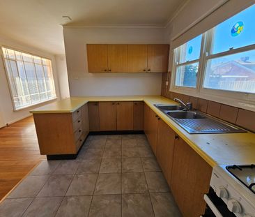 8 Caroline Street, Clayton VIC 3168 - House For Rent | Domain - Photo 3