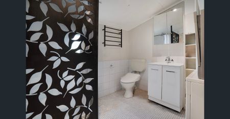 Charming Two-Bedroom Terrace Within Walking Distance of Waterloo Metro - Photo 4