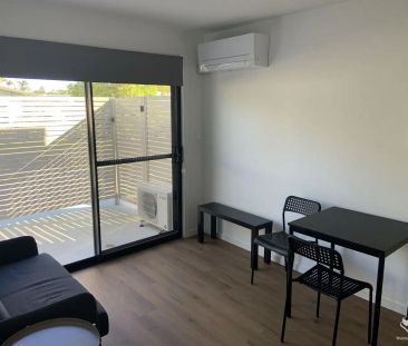 “Modern Spacious One Bedroom Unit – Fully Furnished, All Bills Incl... - Photo 2