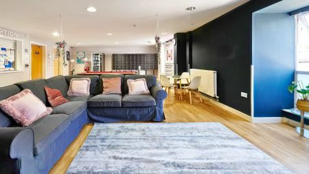 Classic En-suite in a 6-bed flat - Photo 2