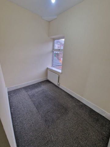 3 Bed Semi-Detached House, Greenhill Road, M8 - Photo 2