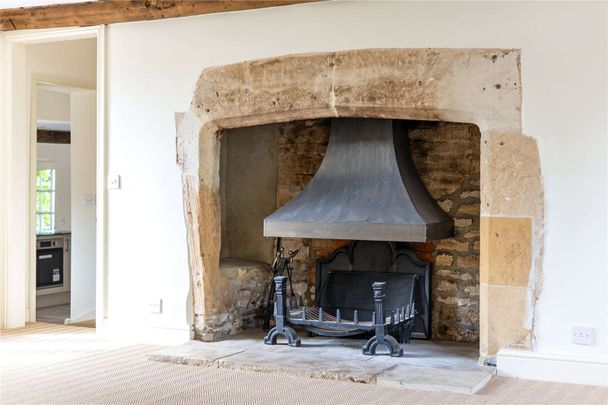 Immaculate Farmhouse in the heart of the village of Idbury. - Photo 1