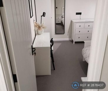 1 bedroom in a house share to rent - Photo 2