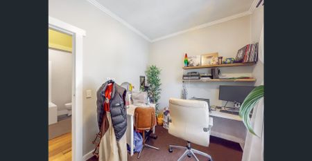 Charming 2-Bedroom Apartment on Barkly Street: A St Kilda Oasis - Photo 5
