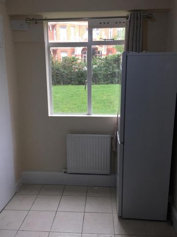 3 bedroom flat to rent - Photo 2