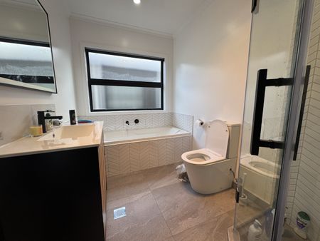 Nestled in the heart of Queenwood, this modern three-bedroom, two-bathroom home delivers the perfect blend of comfort and convenience in one of Hamilton’s most desirable locations. - Photo 5