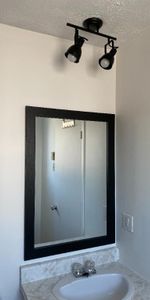 Grand 3 1/2 + espace bureau au rez-de-chaussée, WIFI inclus, 2 espaces stationnement - Photo 4