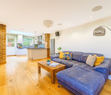 4 Bed Semi-Detached House, Aspen Close, W5 - Photo 3