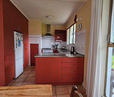 Well presented three bedroom townhouse - Photo 3