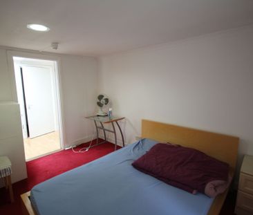 Long Lane, 233 Long Lane, UB10 - Photo 2