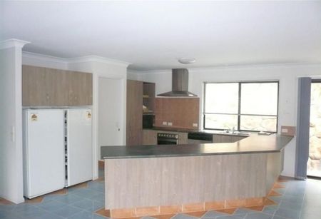 Exceptionally Positioned 4 Bedroom Home in Parkwood - Photo 4