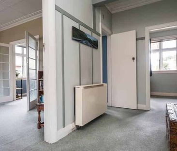 A beautiful brick house in a NEV’s most sought-aft - Photo 2