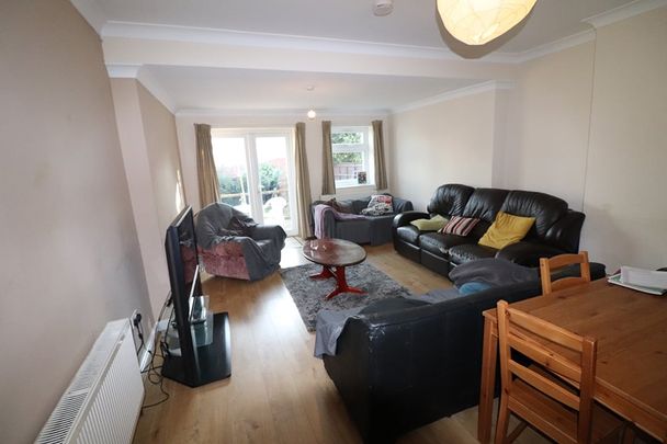 8 Bed Detached House, Ripstone Gardens, SO17 - Photo 1