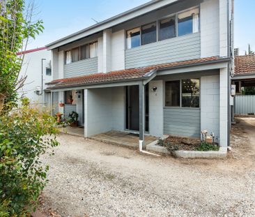 STYLISH DOUBLE STORY FULLY FURNISHED APARTMENT CLOSE TO EVERYTHING!! - Photo 5