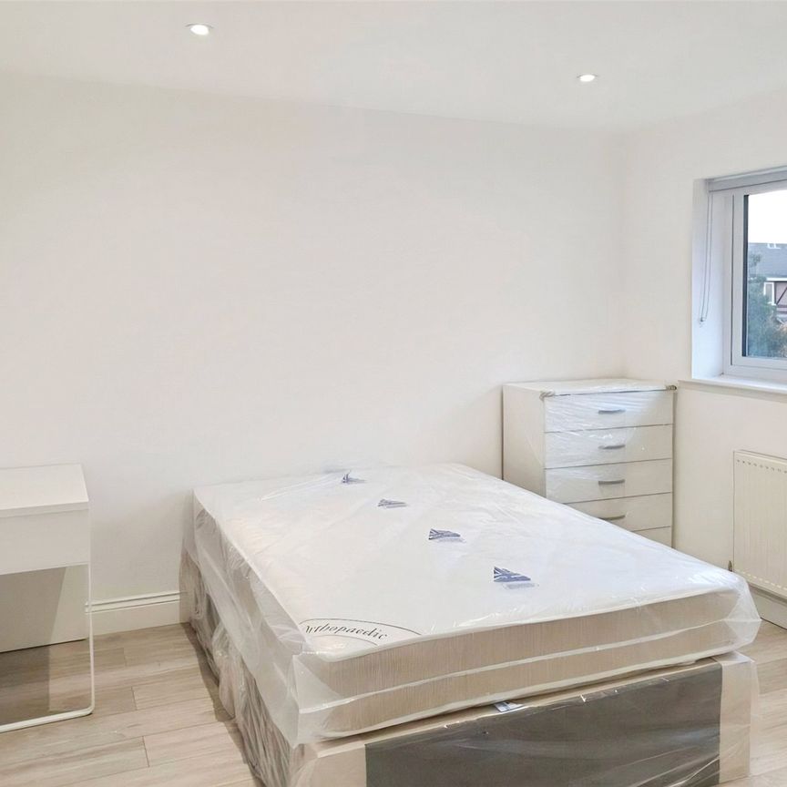 Corby Drive, Englefield Green, Egham, Surrey, TW20 0TR - Photo 1