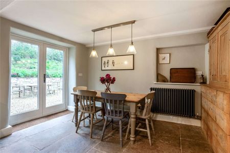 Exceptional Grade II Listed Georgian House in Picturesque Village Setting. - Photo 4