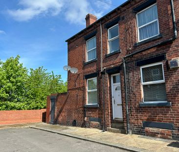 We are pleased to offer To Let this quiet, clean and comfortable gr... - Photo 1