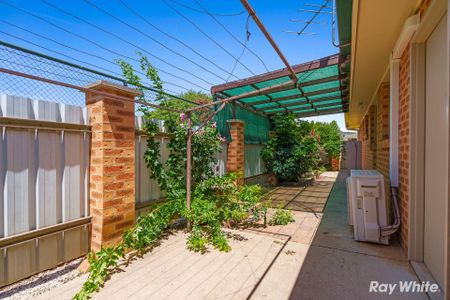 Central, low maintenance Villa - Photo 3