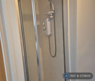 1 bedroom in a flat share to rent - Photo 6