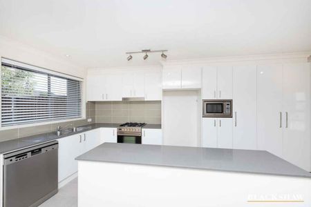 Modern Two-Story Townhouse In Prime Woden Location - Photo 5