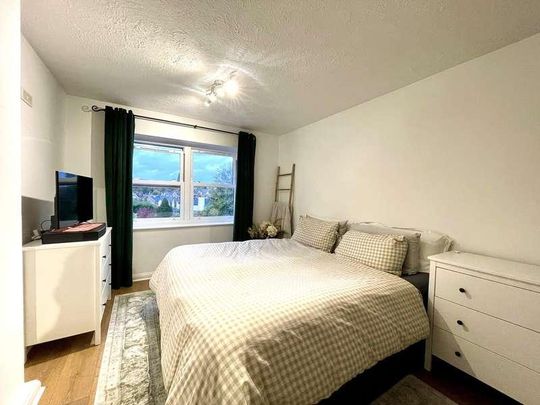 Elm Road, Redhill, RH1 - Photo 1