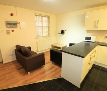 6 bedroom townhouse to rent - Photo 3