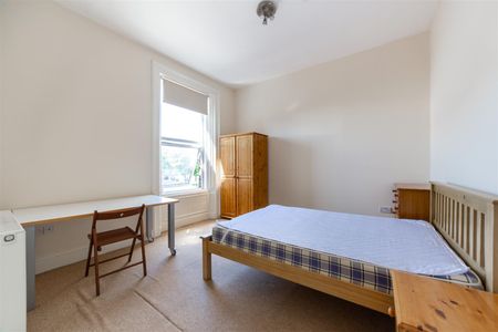 4 bed apartment to rent in Heaton Place, Heaton, NE6 - Photo 3
