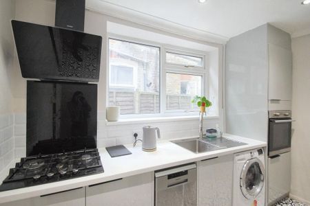 3 bedroom ground floor flat to rent - Photo 4