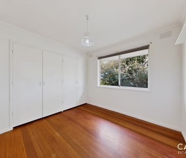 Spacious Family Living on a Generous Block - Photo 5