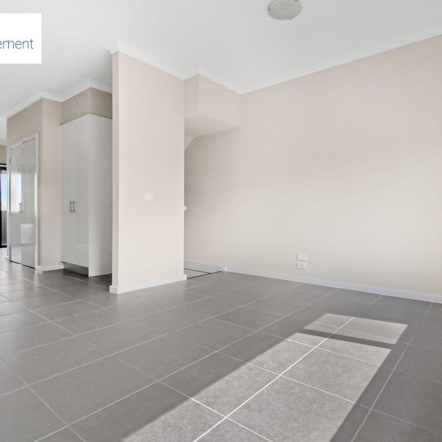 Modern & Spacious 2 Bedroom Townhouse Available! - Photo 1