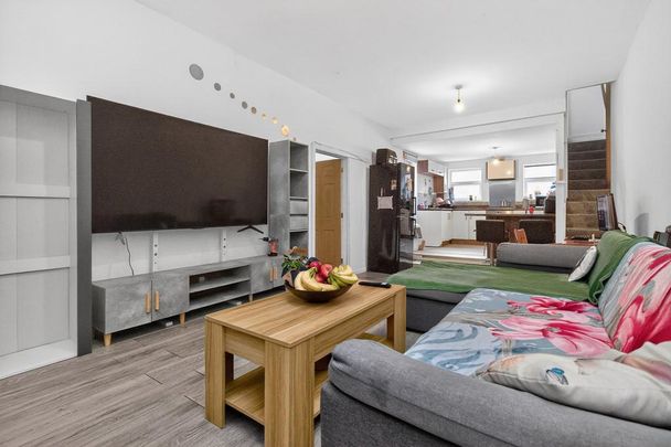 2 bedroom ground floor flat to rent - Photo 1