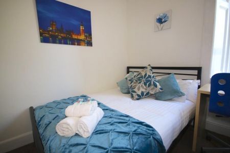 3 bedroom flat to rent - Photo 4