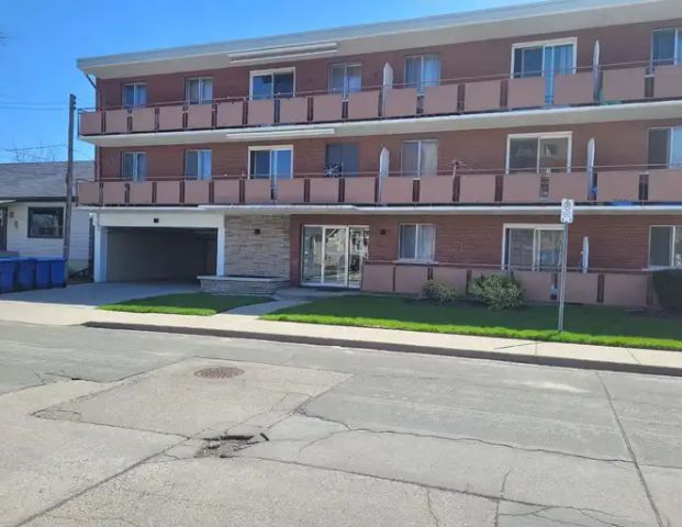 Hidden Gem | Professionally Renovated | One Bedroom | Ground Floor | Walking Distance to Eastgate | 29 Clapham Road, Stoney Creek - Photo 1