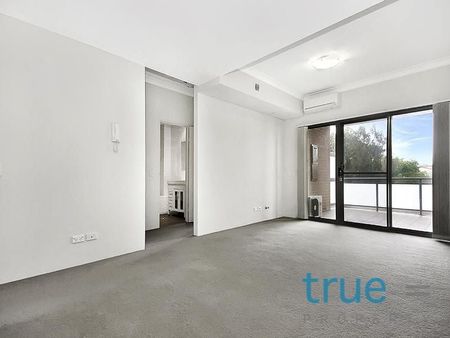 MODERN AND SPACIOUS DUAL ASPECT APARTMENT - Photo 2