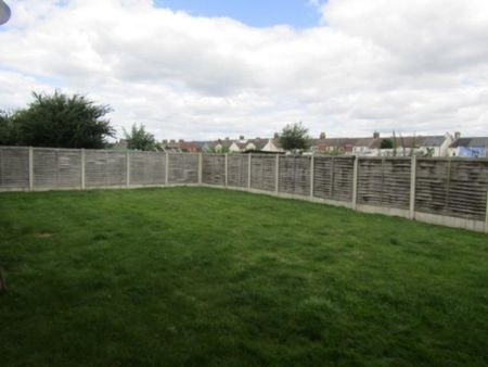 1 bedroom ground floor flat to rent - Photo 2