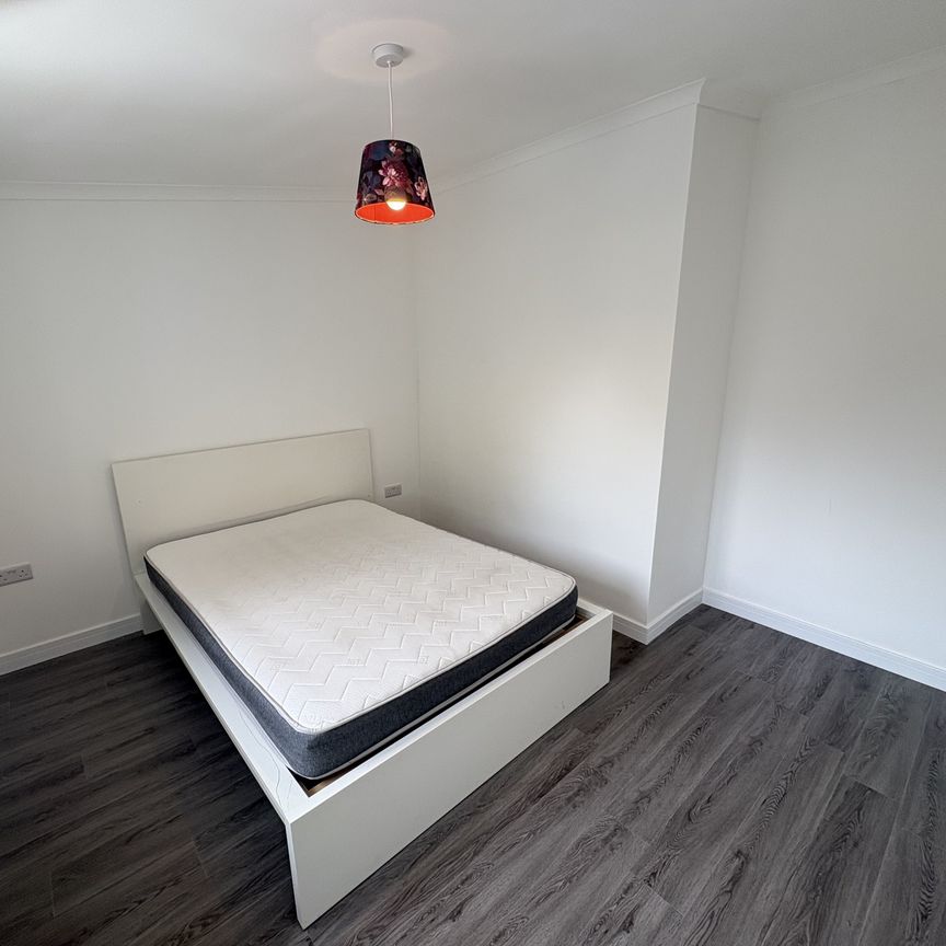 Ladyshot, Harlow - Photo 1