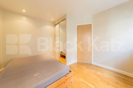 City Location 1 bedroom property with balcony near old street station - Photo 3