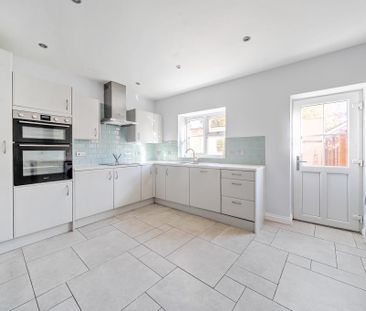 4 bedroom semi-detached house to rent - Photo 2