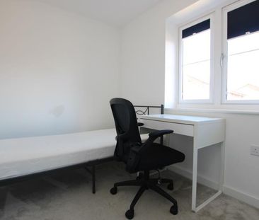 4 bedroom detached house to rent - Photo 2