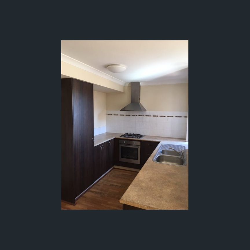 Convenience location, walk to Carousel shopping centre, train or bus station. - Photo 2