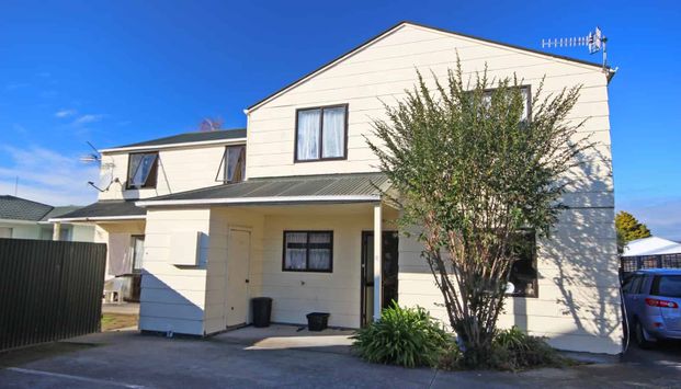 FIVE BEDROOMS - WEST END - Photo 1