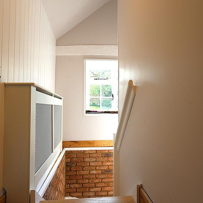 1 bedroom coach house to rent - Photo 1