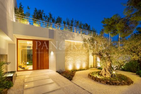 Stunning villa only a few minutes walk from amenties in Nueva Andalucía - Photo 3