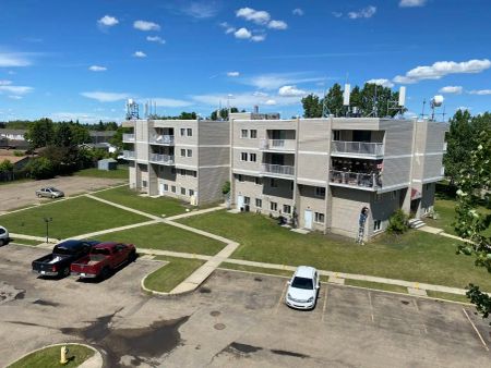 Riviera Garden 1, 2 & 3 bedrooms! Updated Units with Insuite Laundry! — 2 bedroom 3rd floor - Photo 2