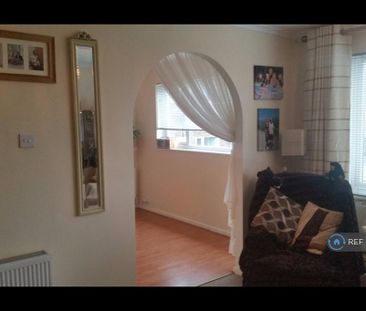 3 bedroom flat to rent - Photo 1