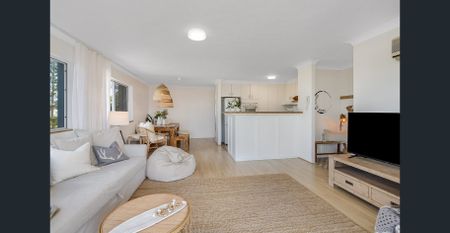 BEACHSIDE UNIT COOLANGATTA - FURNISHED - Photo 2