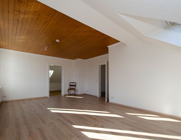 Elegante Dachgeschosswohnung im sanierten Altbau – ruhig und zentral in Wuppertal-Uellendahl-Ost - Photo 1